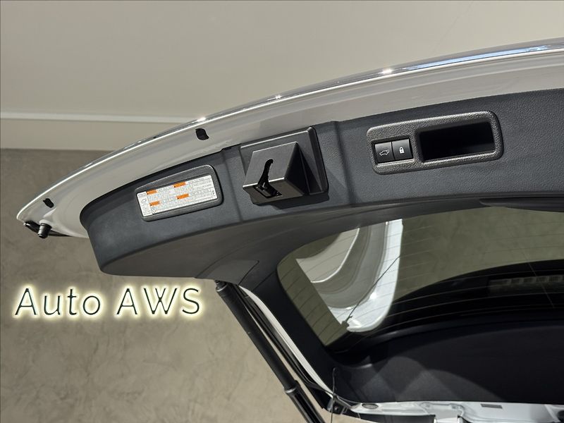 Lexus NX 300h 2,5   Hybrid Luxury LED Assist - fotka 13 z 47