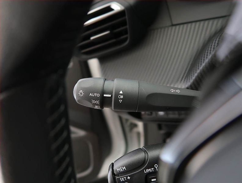 Peugeot 2008 (2021) Active 50 kWh, SoH 87% - fotka 20 z 23