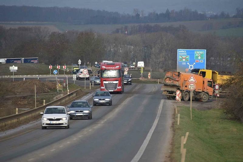 Křižovatka před Sadovou, tady bude konec otevřeného úseku od Hradce Králové.