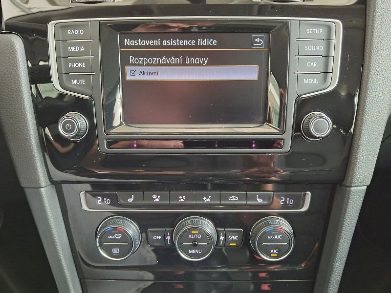 Volkswagen Golf (2015) Variant HighLine 1,6TDi 77kW - fotka 24 z 32