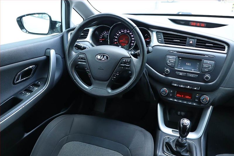 Kia Ceed (2018) Gold 1.4 MPI, Serv.kniha - fotka 7 z 23
