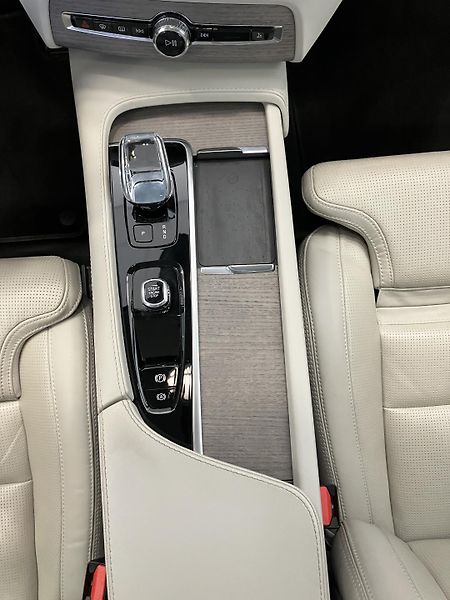 Volvo XC90 B5 AWD Ice Line Plus Dark AT8 - fotka 23 z 50