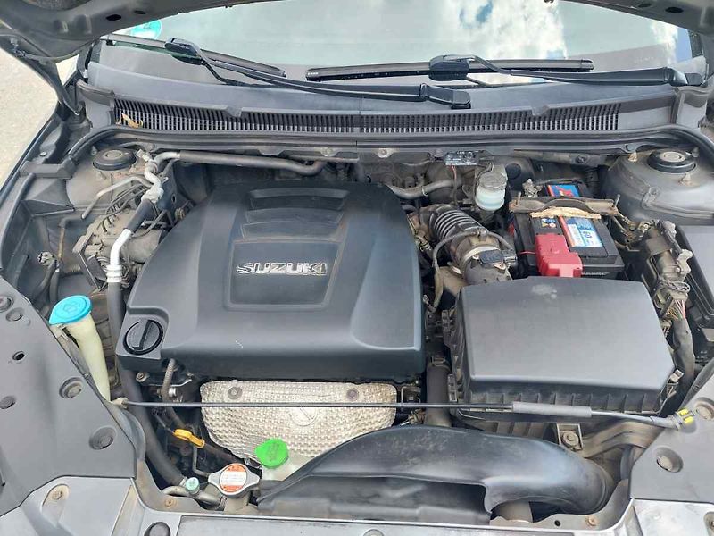 Suzuki Kizashi 2.4 4WD - fotka 9 z 59