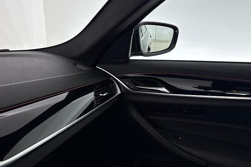BMW Řada 5 540d xDrive - fotka 17 z 28
