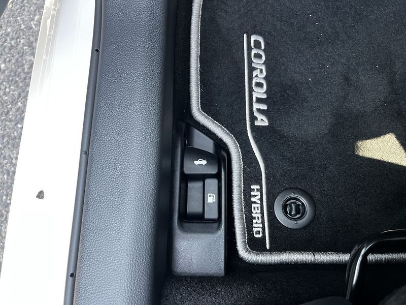 Toyota Corolla SD 1.8 Hybrid ODBĚR ihned - fotka 28 z 33