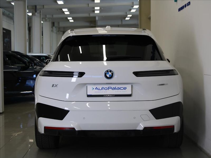 BMW iX 0,1 xDrive50 H/K 1.maj.ČR - fotka 4 z 32