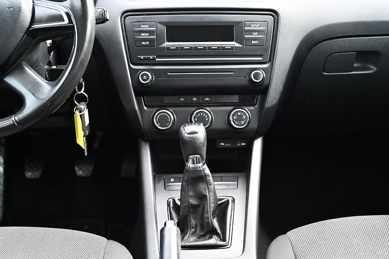 Škoda Octavia 1.6TDI 66KW Active 8/2015 - fotka 11 z 28