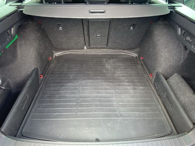 Škoda Octavia (2021) Combi 2.0 TDI DSG RS - fotka 33 z 39