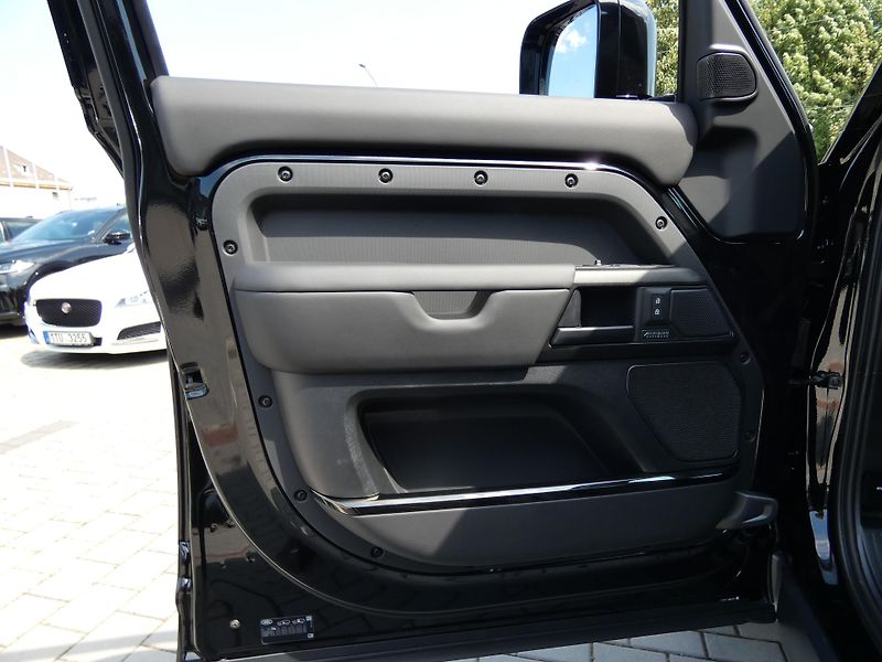 Land Rover Defender 110 4,4 OCTA P635 - fotka 13 z 46