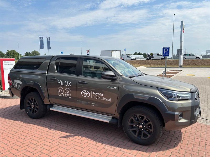 Toyota Hilux 2,8   INVINCIBLE - fotka 3 z 8