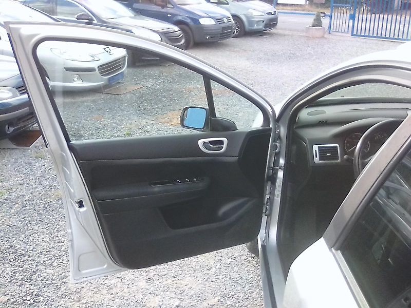 Peugeot 307 (2007) 2.0i 16V  SW , závěs - fotka 18 z 33