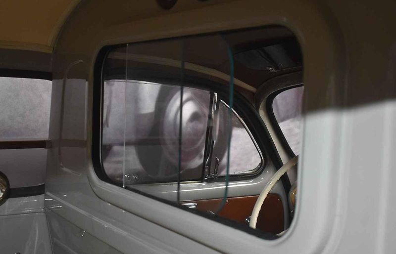 Sanitka stojí na čestném místě v muzeu.