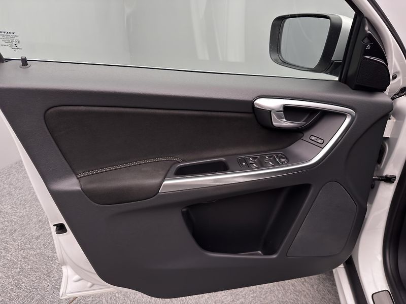 Volvo XC60 D4 R-DESIGN AUT - fotka 17 z 46