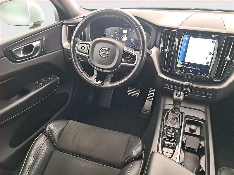 Volvo XC60 (2017) R-Design D4 AWD - fotka 7 z 24