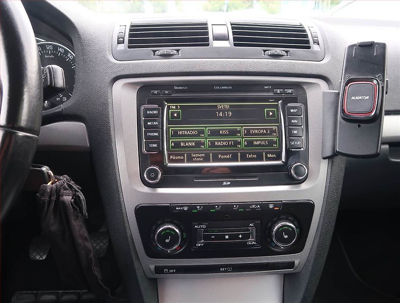 Škoda Octavia (2010) 2.0 TDI, nová STK, rezervace - fotka 12 z 20