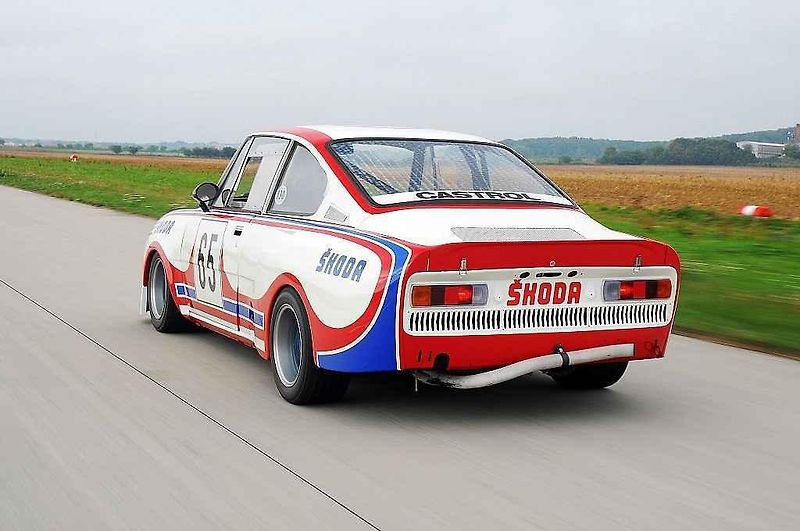 Škoda 130 RS. Vlevo je okruhová verze z roku 1981, vpravo soutěžní provedení z roku 1977.
