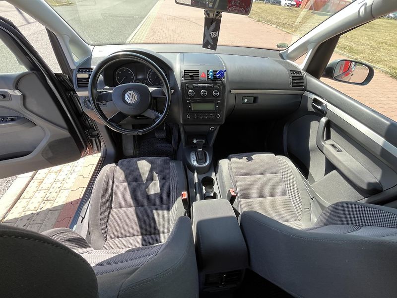 Volkswagen Touran 1.9 TDi DSG Highline - fotka 13 z 27