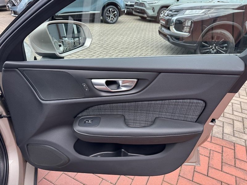 Volvo S60 (2024) 2.0i B4 Core Ad.LED Kamera - fotka 17 z 46