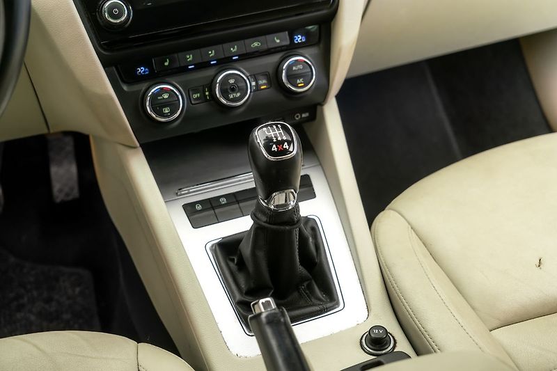 Škoda Octavia Combi 2,0TDI 4x4 Navi kůže - fotka 15 z 19