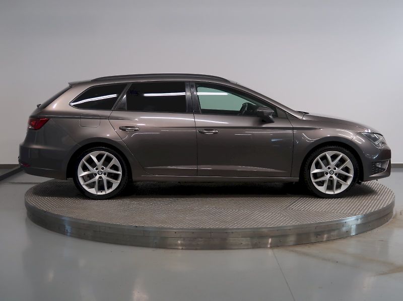 Seat Leon (2015) ST 2.0TSI 135KW FR NAVI PANORA - fotka 8 z 37