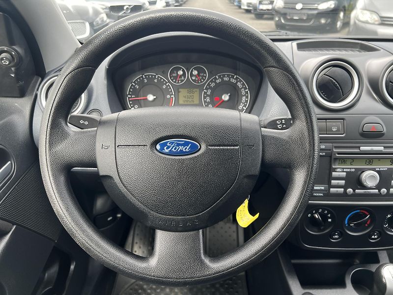 Ford Fiesta 1.3i 51Kw ČR TAŽNÉ KLIMA - fotka 13 z 36