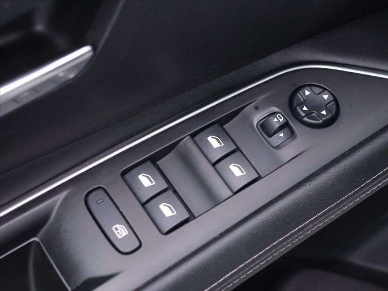 Peugeot 3008 1.2 PT 96kW Aut. Allure CZ - fotka 15 z 34
