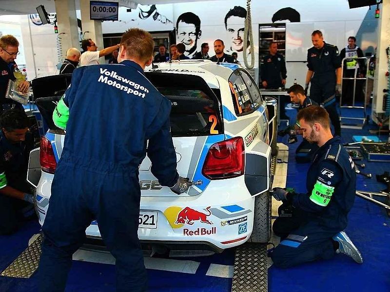 Nejprve do takzvané media zóny, kde se na závodníky vrhnou novináři, fotografové a kameramani. Jako v pátek večer na Latvalu, který v tu dobu v soutěži vedl.