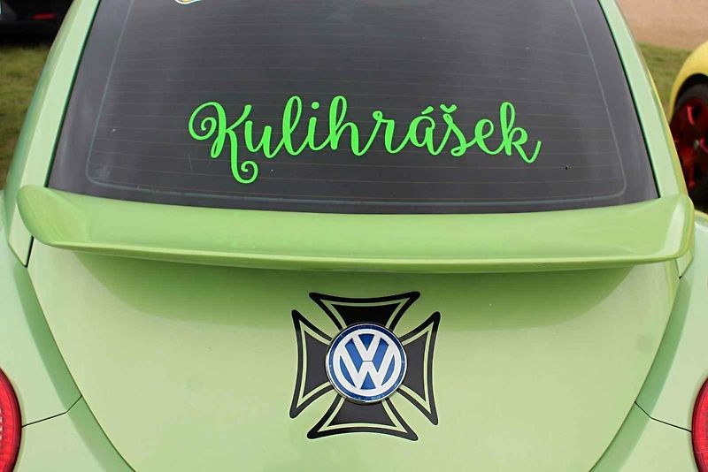 Z 33. Mezinárodního srazu Beetle a New Beetle na téma Naruby u zámku Kačina ve Svatém Mikuláši.