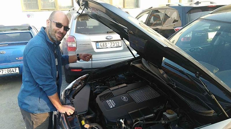 Tato podoba kapoty je typická pro všechny turbomotory foresteru.