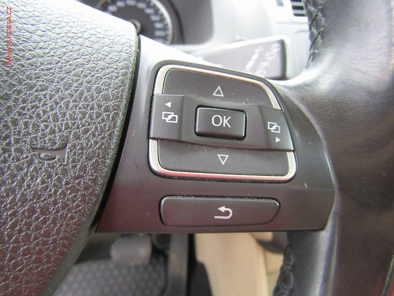 Volkswagen Touran (2012) 2.0TDi, DSG - fotka 16 z 20