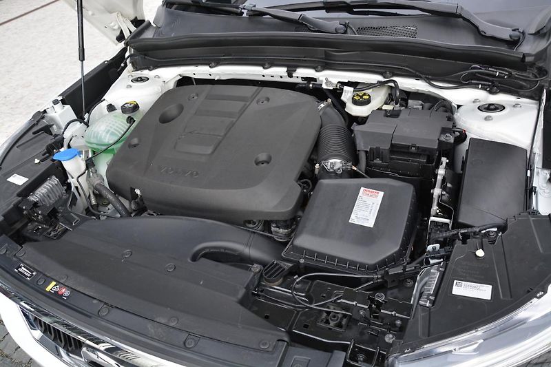 Volvo XC40 (2020) 2,0 D3 DRIVE-E Momentum PRO Aw - fotka 28 z 45