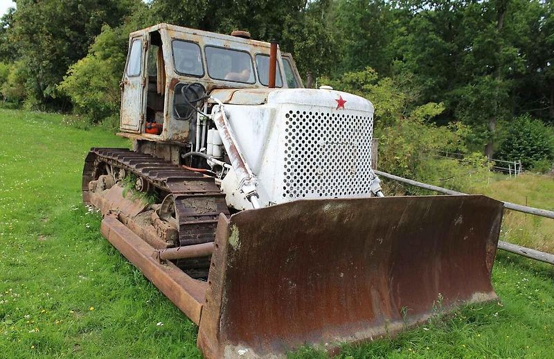 Bez něj se neobešla snad žádná velká stavba u nás. Pásový traktor, nebo chcete-li buldozer ČTZ 100, patřil po desetiletí ke koloritu každodenní činnosti do doby, než jej po roce 1989 vystřídala modernější západní technika.