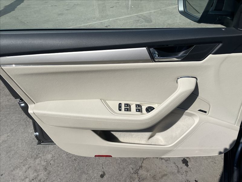 Škoda Superb 2,0 TSI 4x4 Combi L&K WEBA - fotka 14 z 24