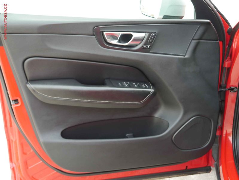 Volvo XC60 (2018) 2.0 T6 4x4, AT, navi, LED - fotka 16 z 19