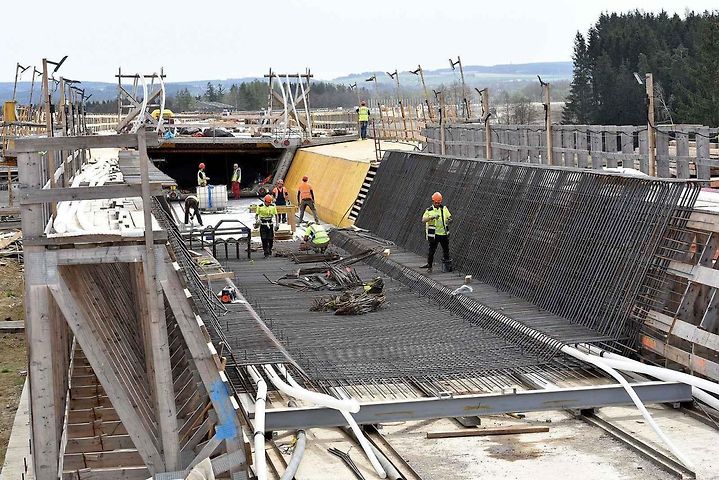 Výstavba dálnice D35 v úseku Janov - Opatovec jde pomalu do finále.