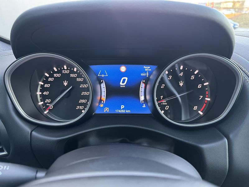 Maserati Levante (2018) GranLusso Q4, 3.0iV6 257kW, ČR - fotka 26 z 45