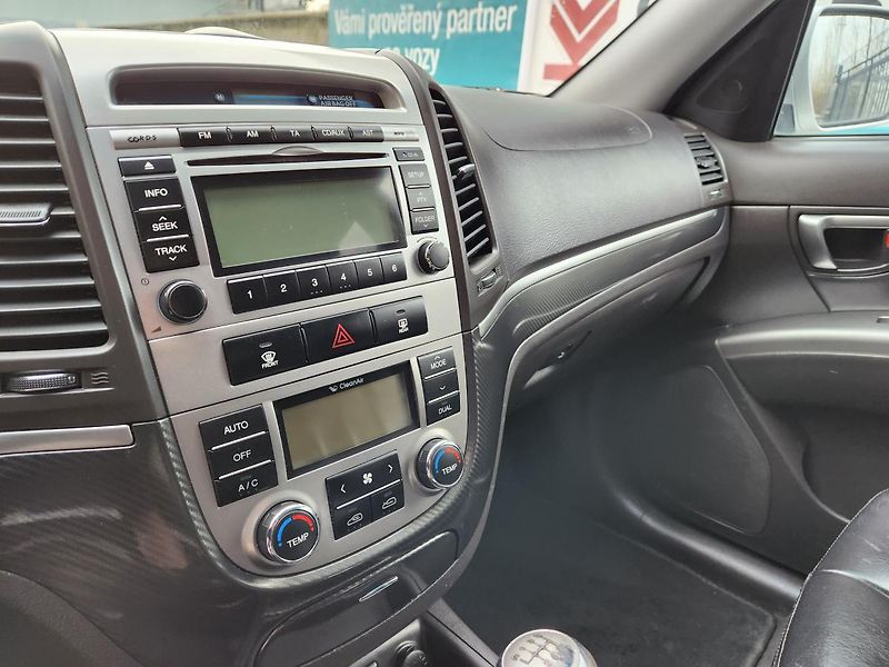 Hyundai Santa Fe (2010) 2.2-145kw-facelift-4x4-tažné - fotka 18 z 23