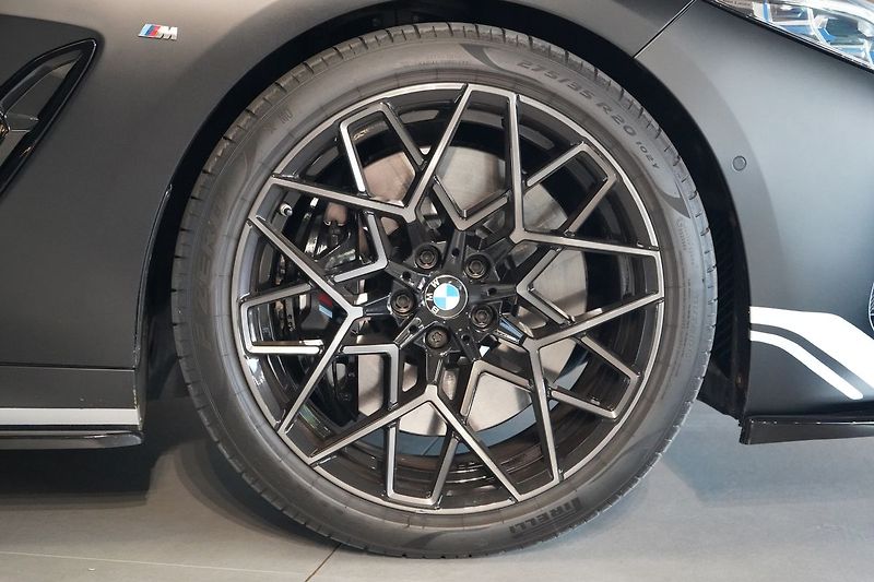 BMW Řada 8 M850i xDrive, Golden Thunder - fotka 7 z 50