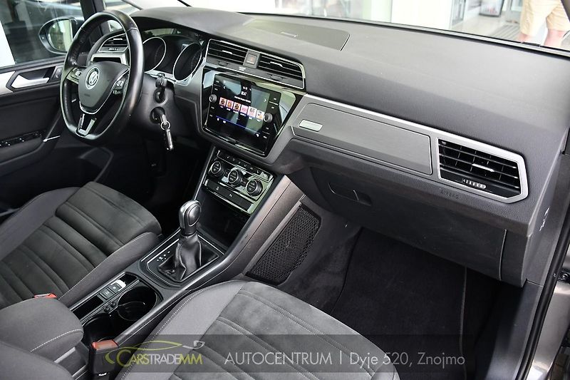 Volkswagen Touran 2.0TDi DSG TAŽNÉ 2xKOLA  - fotka 16 z 52
