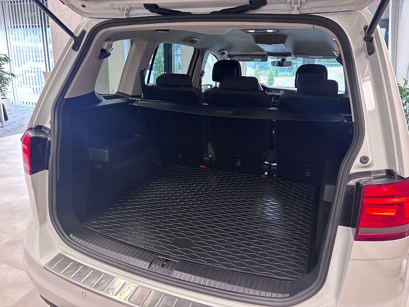 Volkswagen Touran 2.0 TDI BLACK EDITION - fotka 23 z 31