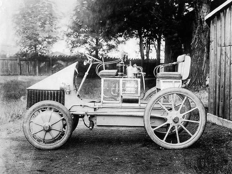 Ferdinand Porsche poslal na silnice první hybrid i model s pohonem všech kol.