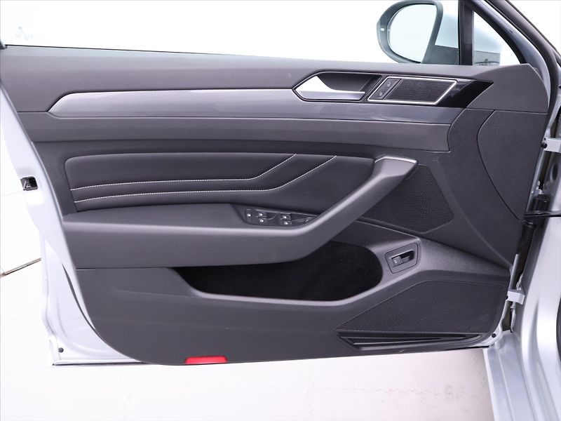Volkswagen Passat 2,0 TDI 110kW DSG R-line 1.Maj - fotka 10 z 32