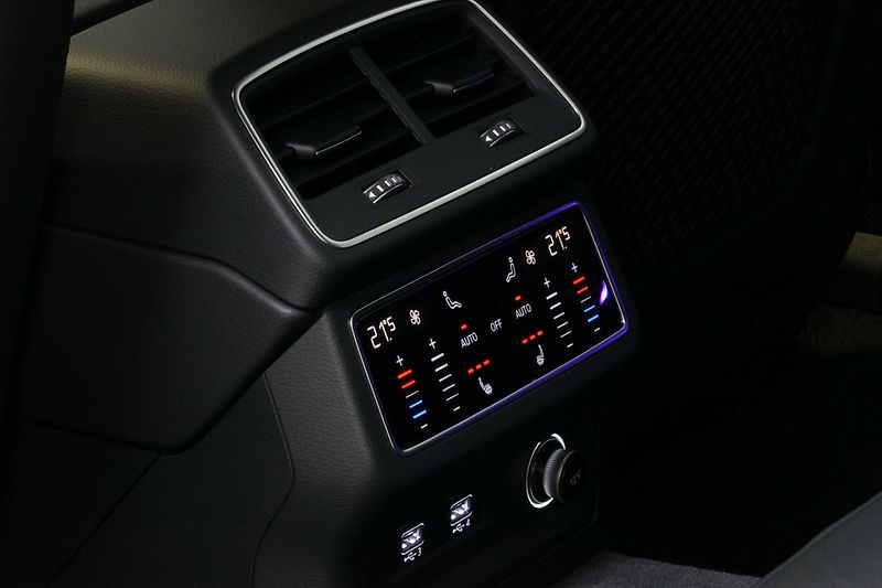 Audi A6 50TDI,S-LINE,ČR,1MAJ,HUD,Tažné - fotka 21 z 37