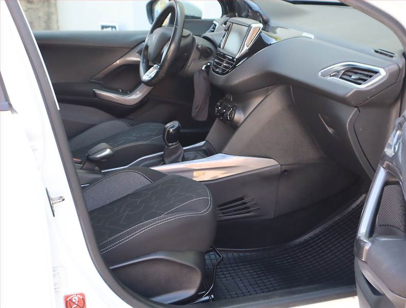 Peugeot 2008 (2016) 1.2 PureTech, Serv.kniha - fotka 9 z 14