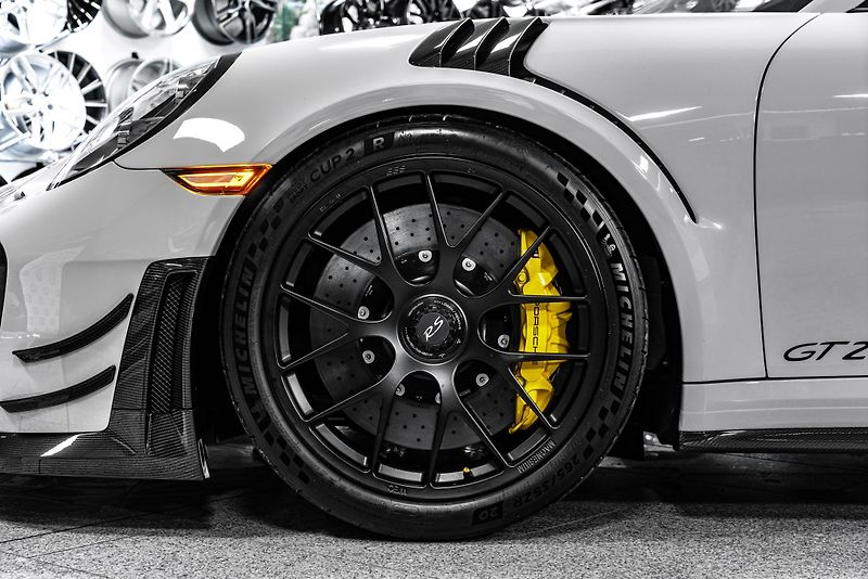 Porsche 911 GT2 RS/WEISSACH/CARBON/MAGNESI - fotka 6 z 48