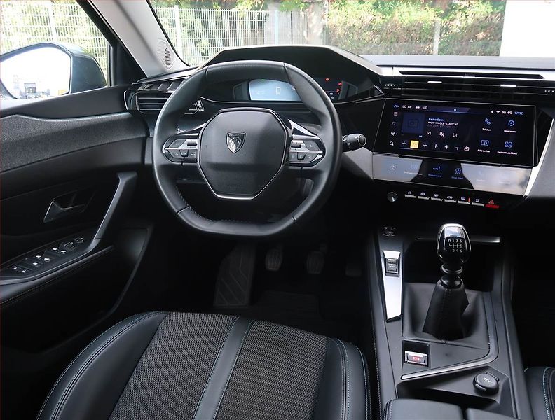 Peugeot 308 (2022) Allure 1.2 PureTech - fotka 7 z 19