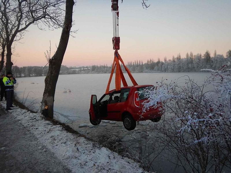 Hasiči vytahují automobil, který skončil v rybníku v Jistebnici.