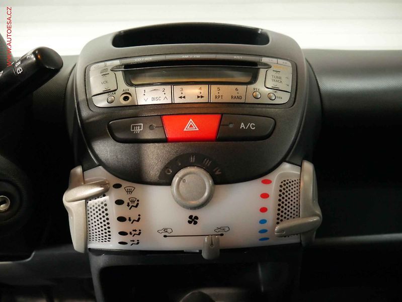 Citroën C1 (2012) 1.0i, 1.maj, AC, el. výbava - fotka 13 z 16