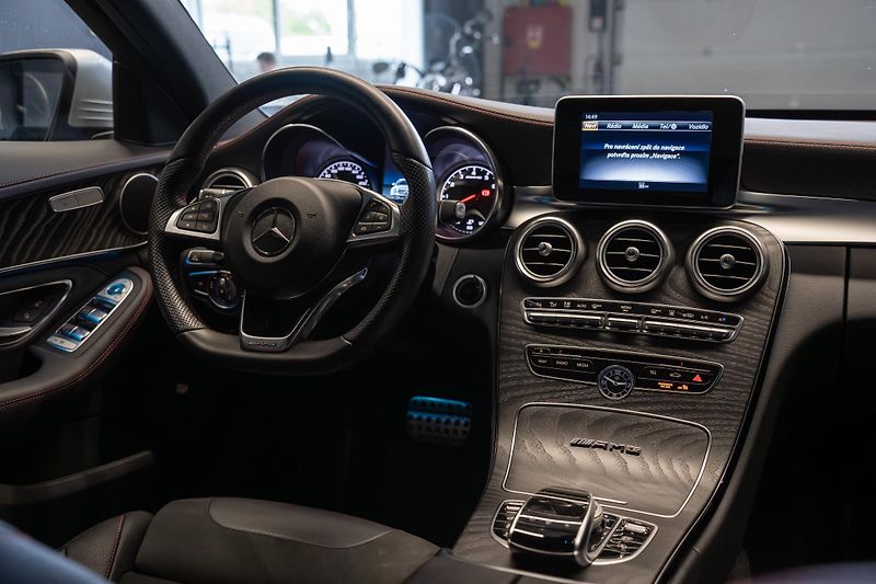 Mercedes-Benz Třídy C C43 AMG BITURBO 4MATIC 270 kW  - fotka 33 z 55