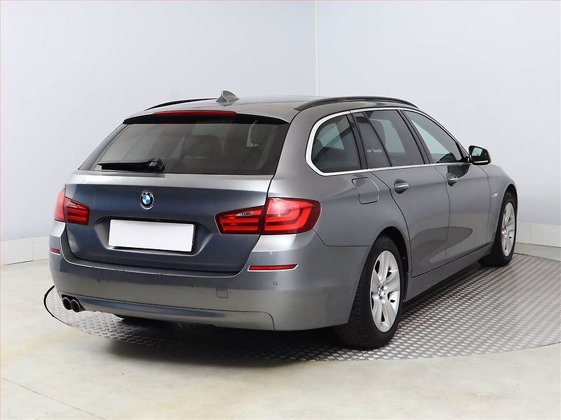 BMW Řada 5 (2012) 530d xDrive, 4X4, Automat - fotka 5 z 21